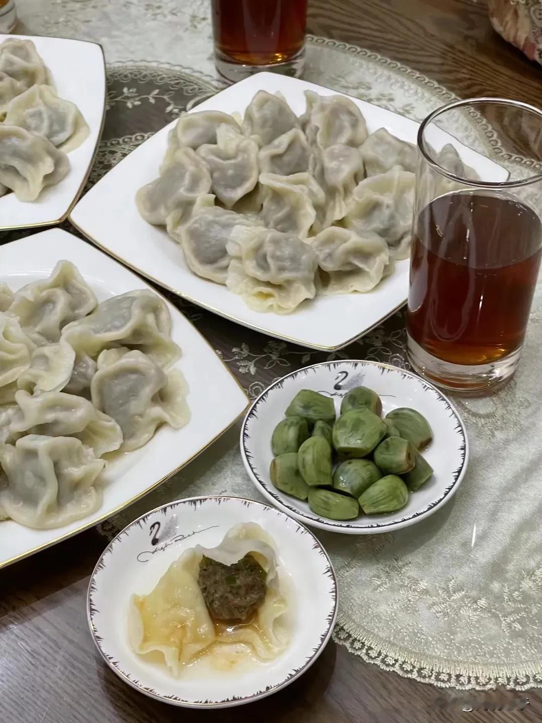 #万能生活指南# 媳妇说:吃了这顿饭，总算感觉到年味了！
今天家里的腊八蒜腌好了