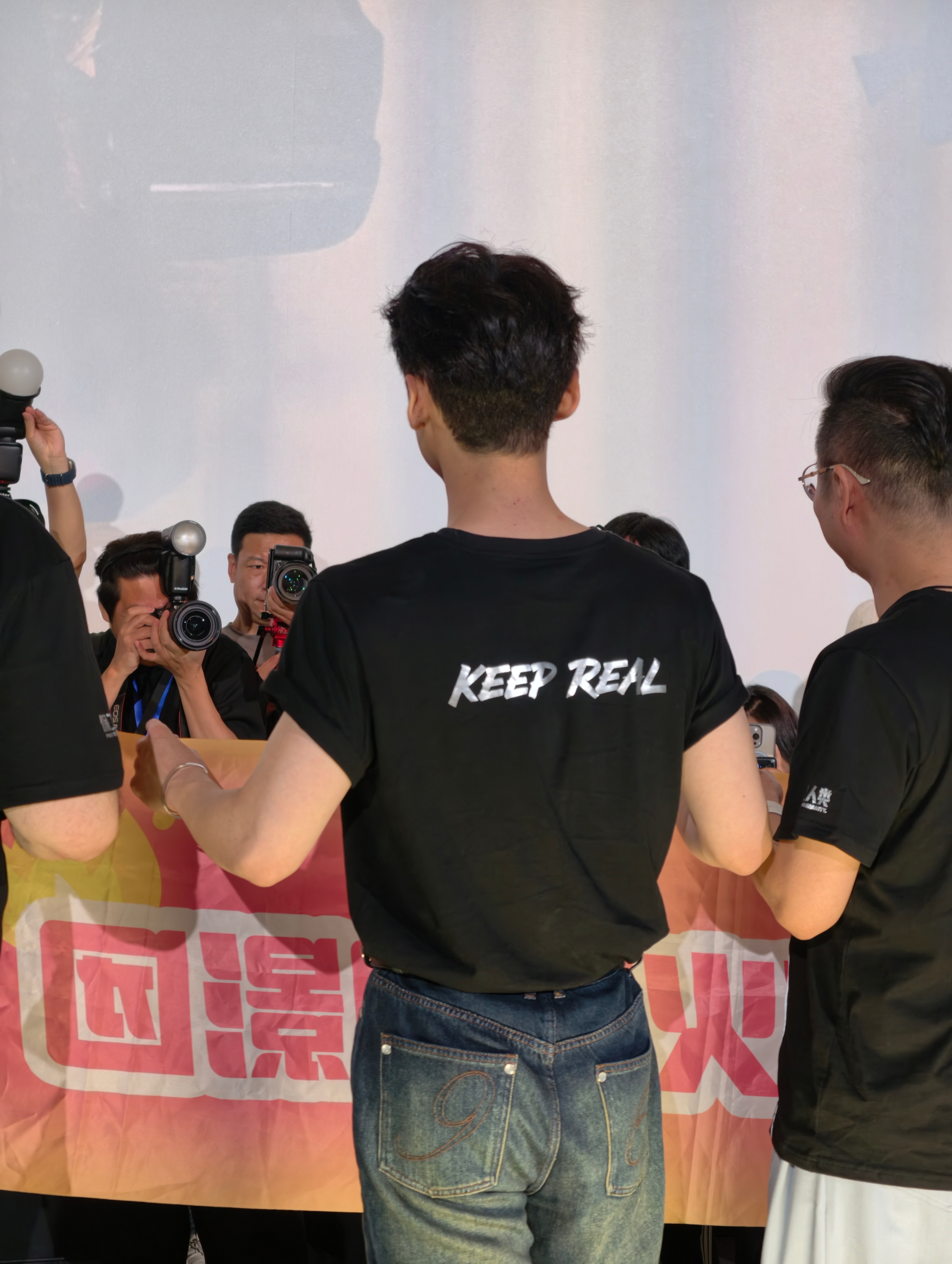 白敬亭白敬亭背影宽肩窄腰 不多说了！！！上图感受小白的宽肩窄腰
