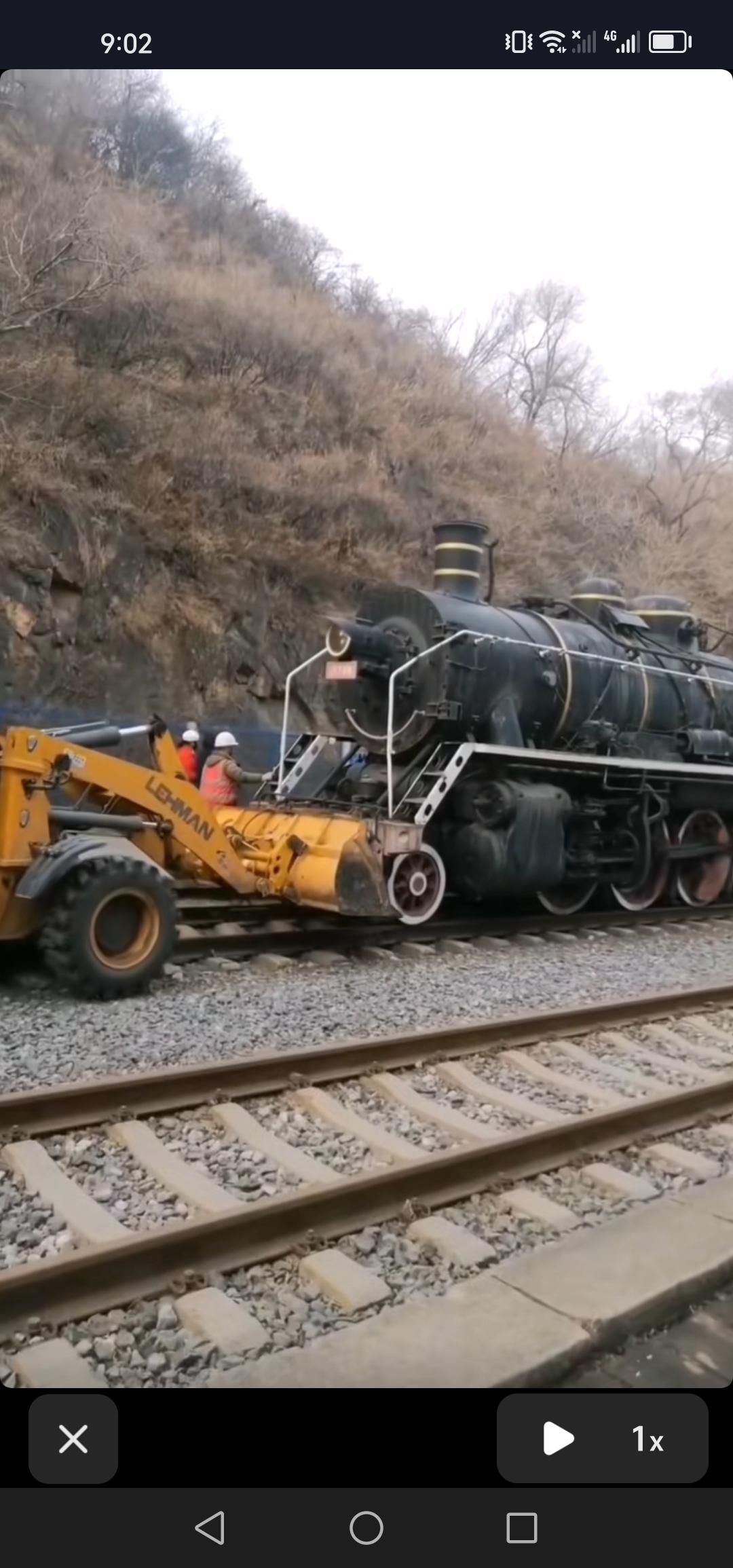 吉林市北山公园迎来了古老的蒸汽机车头，它与绿皮火车相连，那画面太有韵味了！

吉