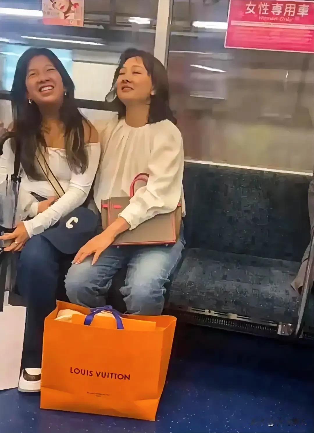 牛莉母女地铁照火了！颜值差异引发热议！网友惊呼：春晚女神变化太大！牛莉母女惹围观