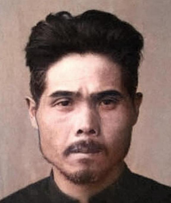 1943年松井曹长用木棒捅进妇女的身体，见妇女痛苦惨叫，大谷上等兵说：“短了，还