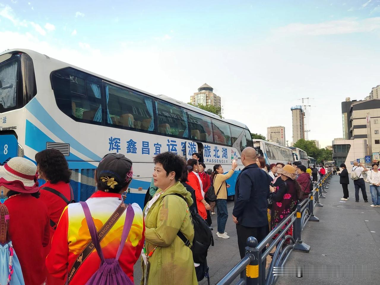  湖北宜昌：今年的国庆节，旅游业无疑成为了最大的赢家。不论是闻名遐迩的知名景区，