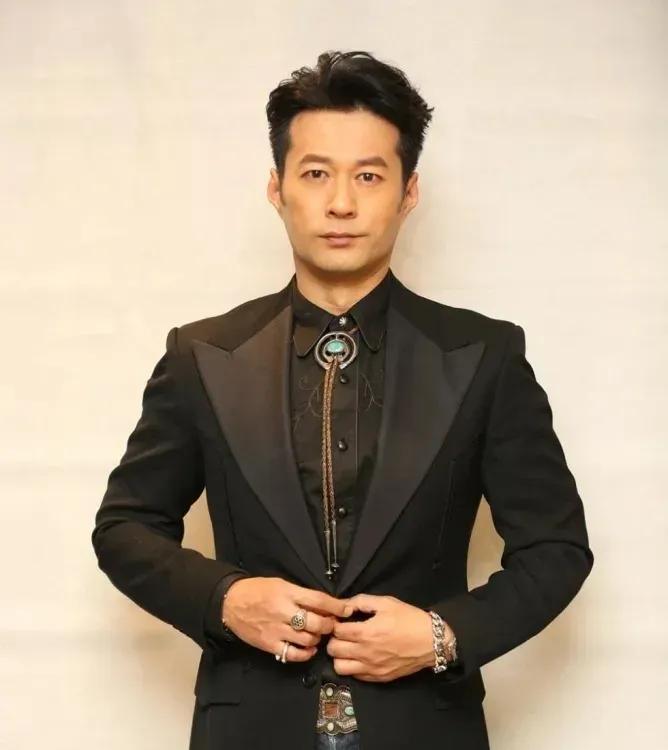我一个在青岛的朋友，
自从他吃过谭凯的饺子馆后，
回来跟我说了一个大实话，没想到