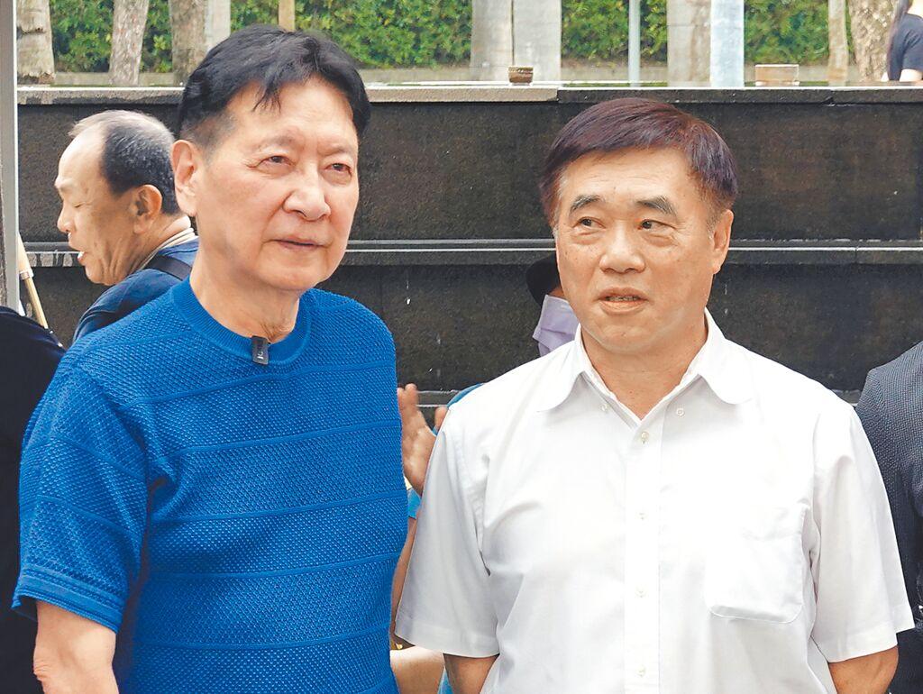比民調一决高下！“战斗蓝”发起人赵少康（左）于14日对外表示，将依据民意调查结果