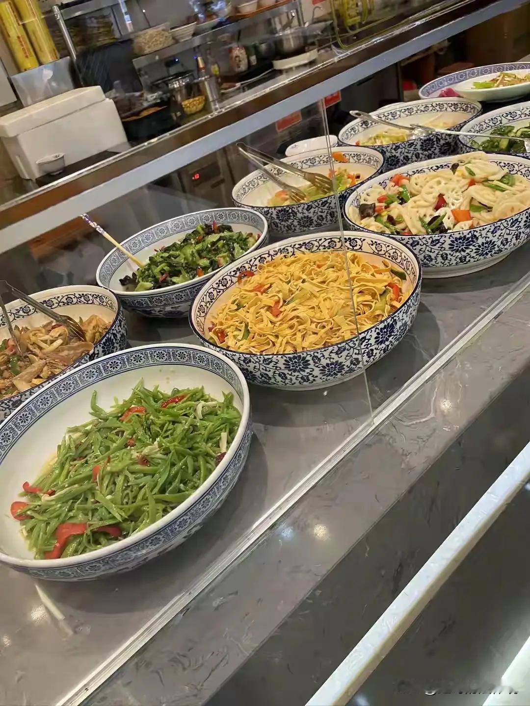 一把葱花掀翻的“体面”：人生修行，藏在服务的温度里

诸位朋友，今儿咱们单说一桩