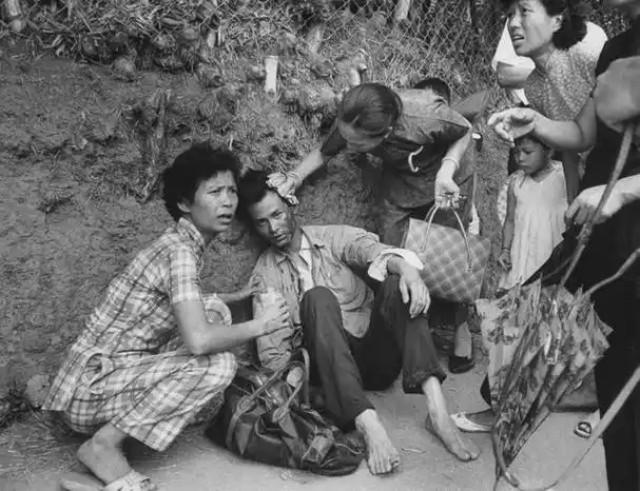 1975年后，20万越南难民逃进香港，香港全部接收了，给了他们香港身份，听说他们