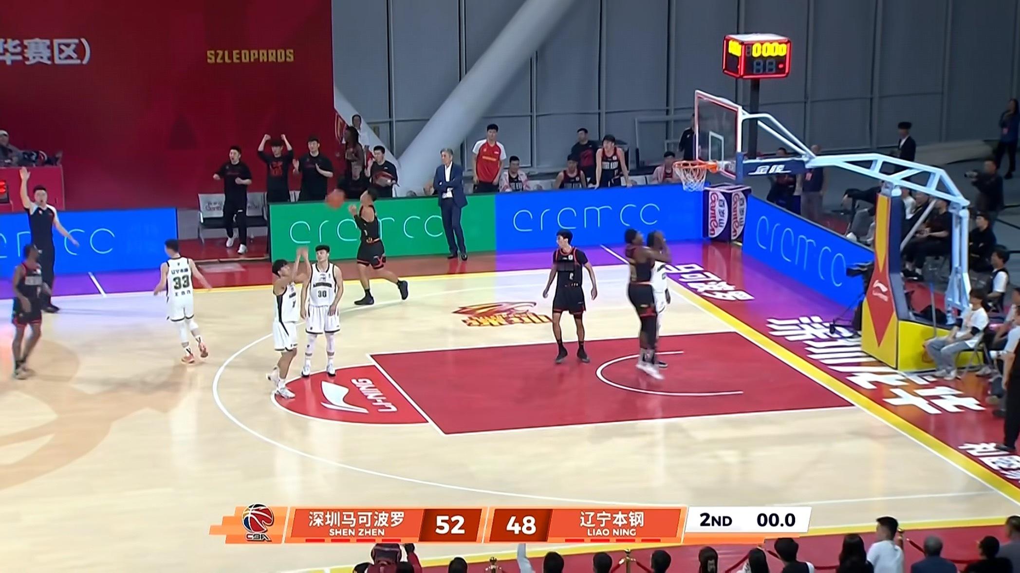 辽宁客场对深圳半场比赛结束辽宁队暂时落后4分辽宁男篮