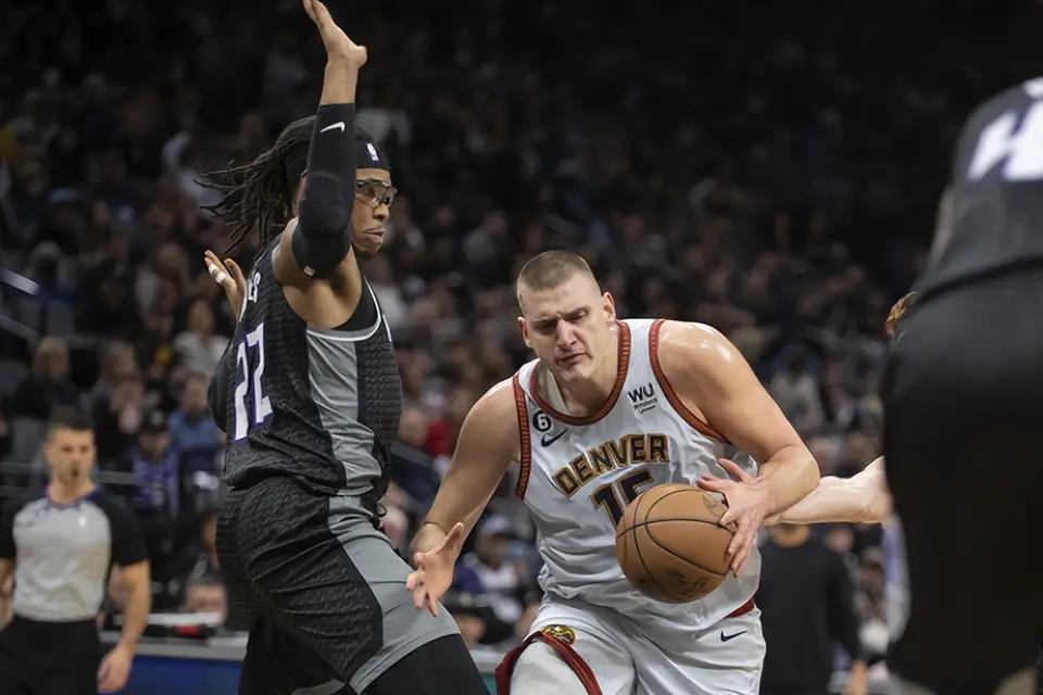 NBA正在进行的一场比赛掘金队与国王队接近尾声！掘金队的中锋约基奇得到全队最高分