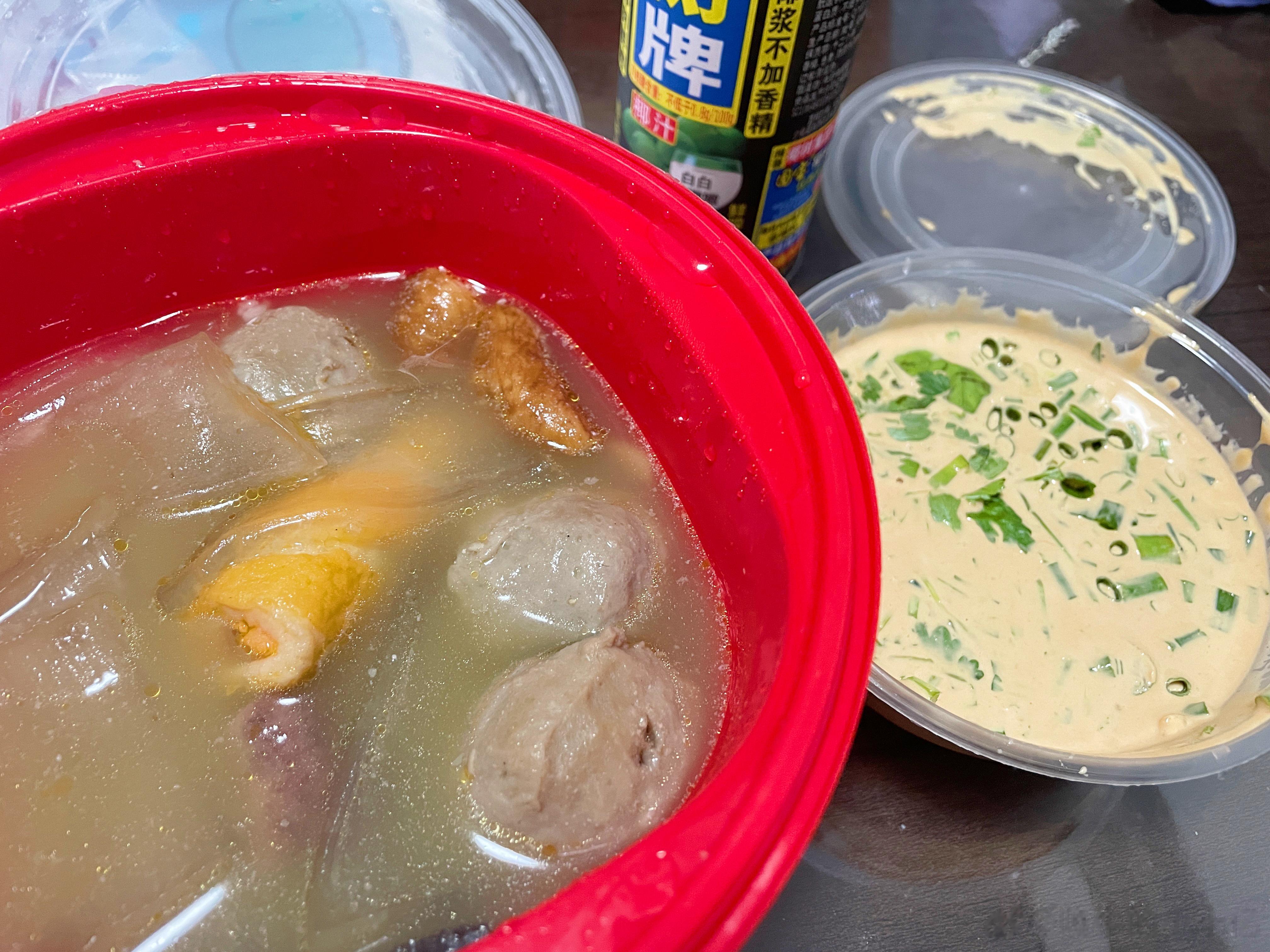 他健身回来给我带了那家麻辣串～好开心好开心～但我还是没想明白，他这怎么点的，这么