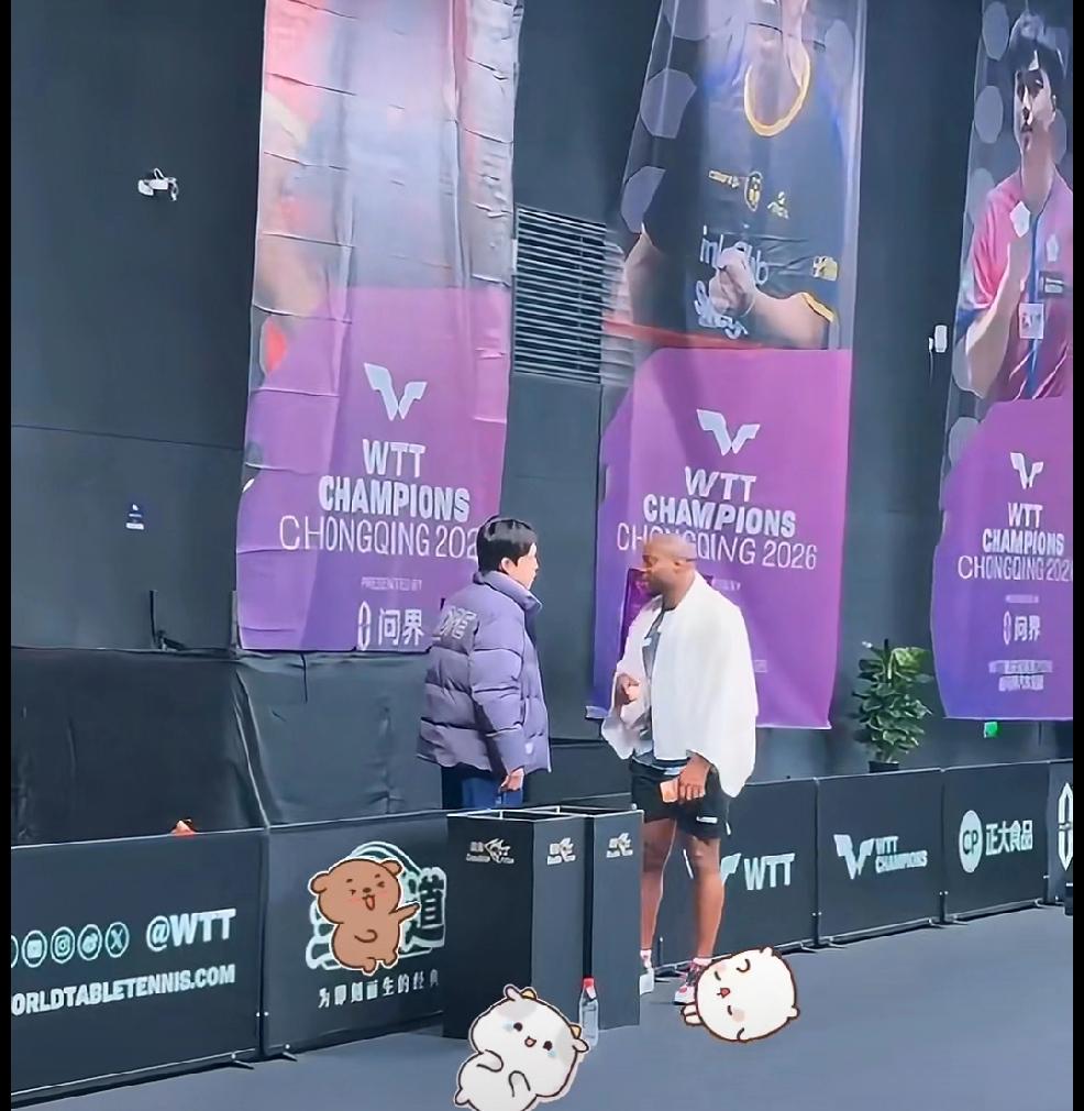 非洲运动员阿鲁纳在重庆冠军赛找王楚钦帮忙，
很多忙楚钦都会帮，
但他让楚钦帮着说