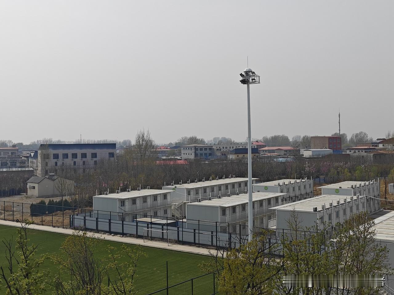 仰视雄安和平视雄安的感觉是不一样的。
上学的时候学过一个概念，经济基础决定上层建