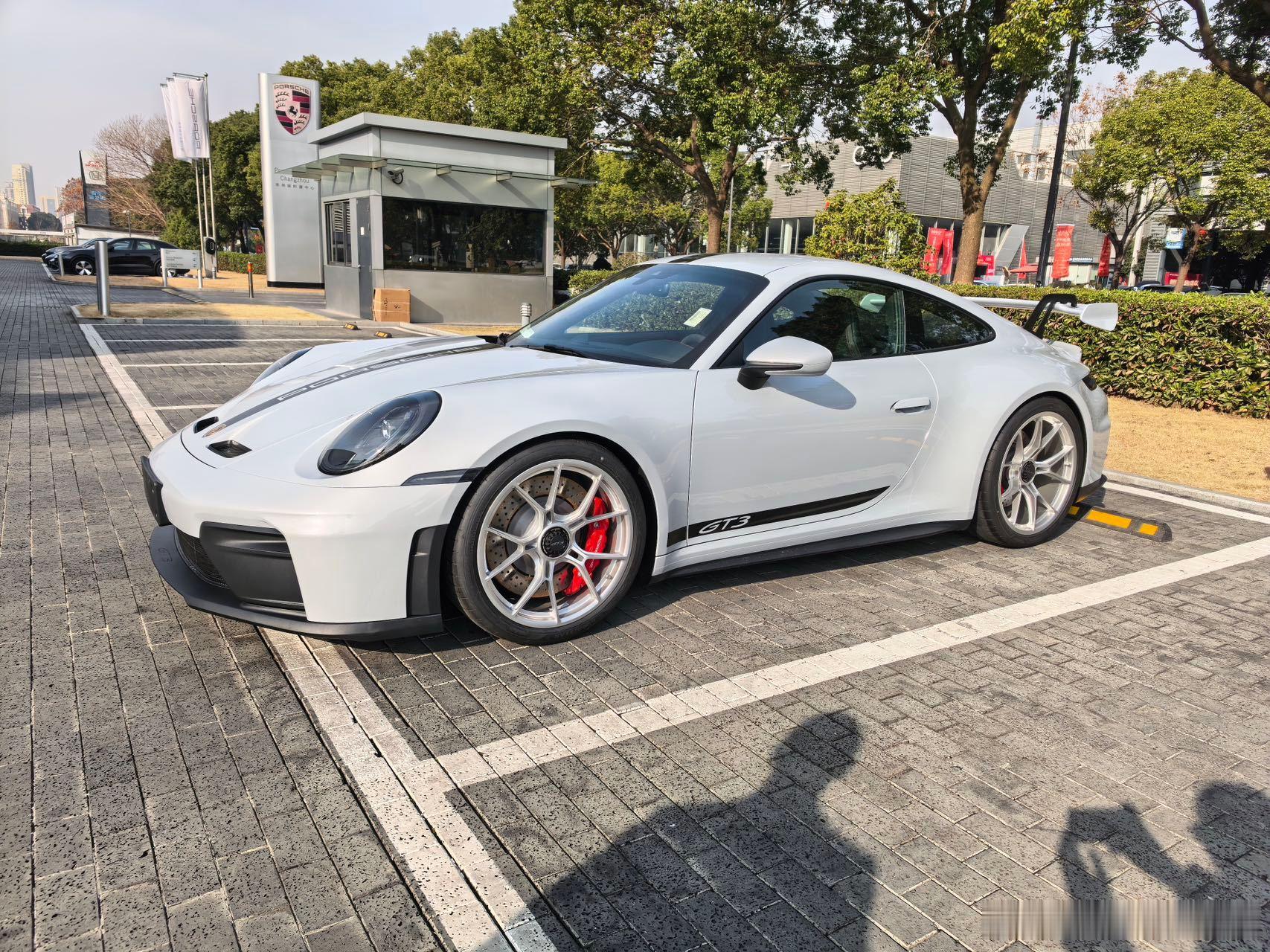 最近二手的 992.2版本GT3开始扎堆卖了， 目前普遍行情在300冒头(看具体