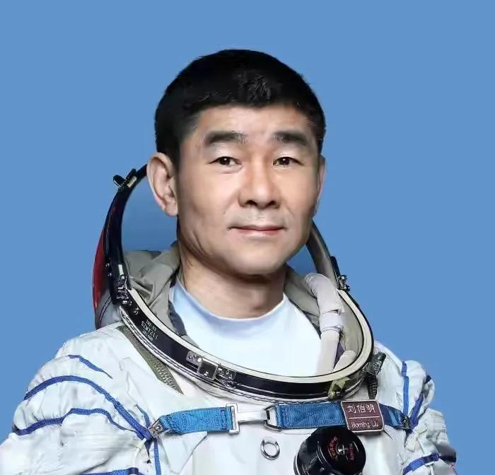 2008年9月，神舟七号在太空遨游了两天，宇航员要出舱展示五星红旗。刚打开舱门就