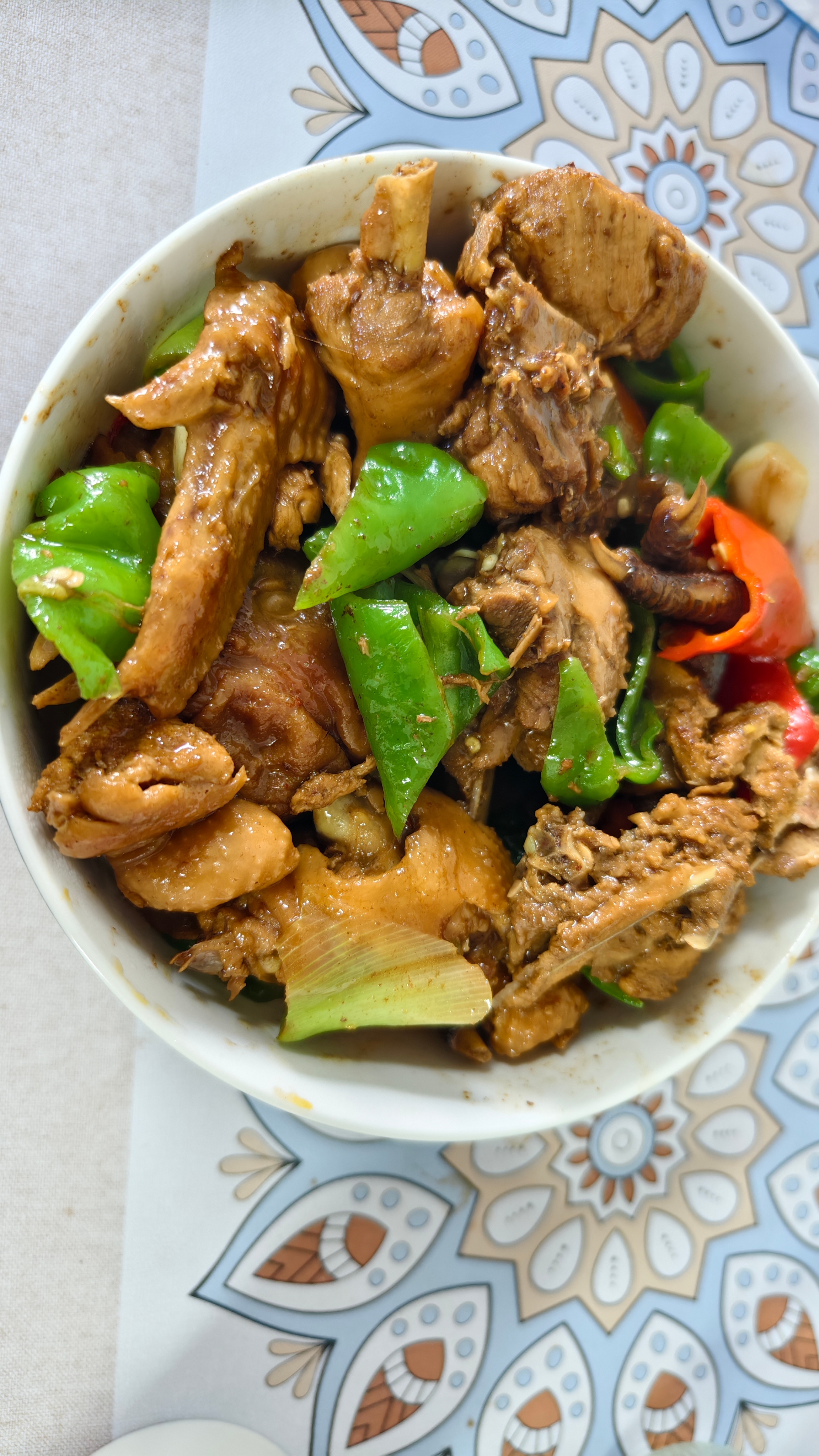 中午做的炒鸡，味道层次分明，非常成功。 