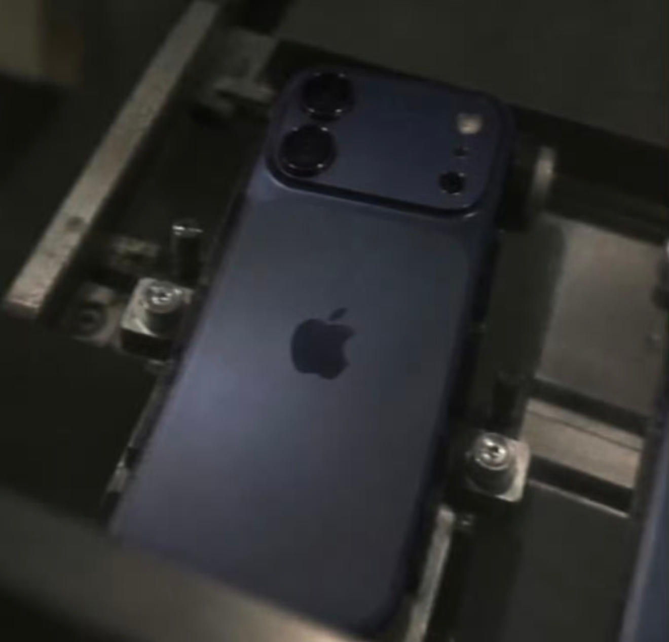 iPhone18外观曝光靠，这不是把iPhone17 Pro上面那个最丑的蓝色下