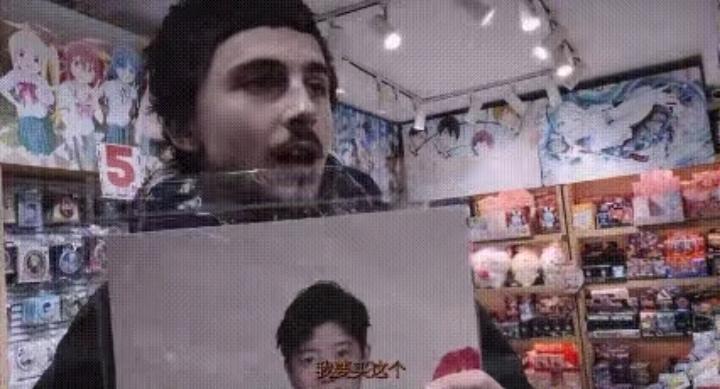 甜茶现身北京南锣鼓巷，一眼看中孙颖莎海报，手指海报笑着对店家说“就要这张”，拿着