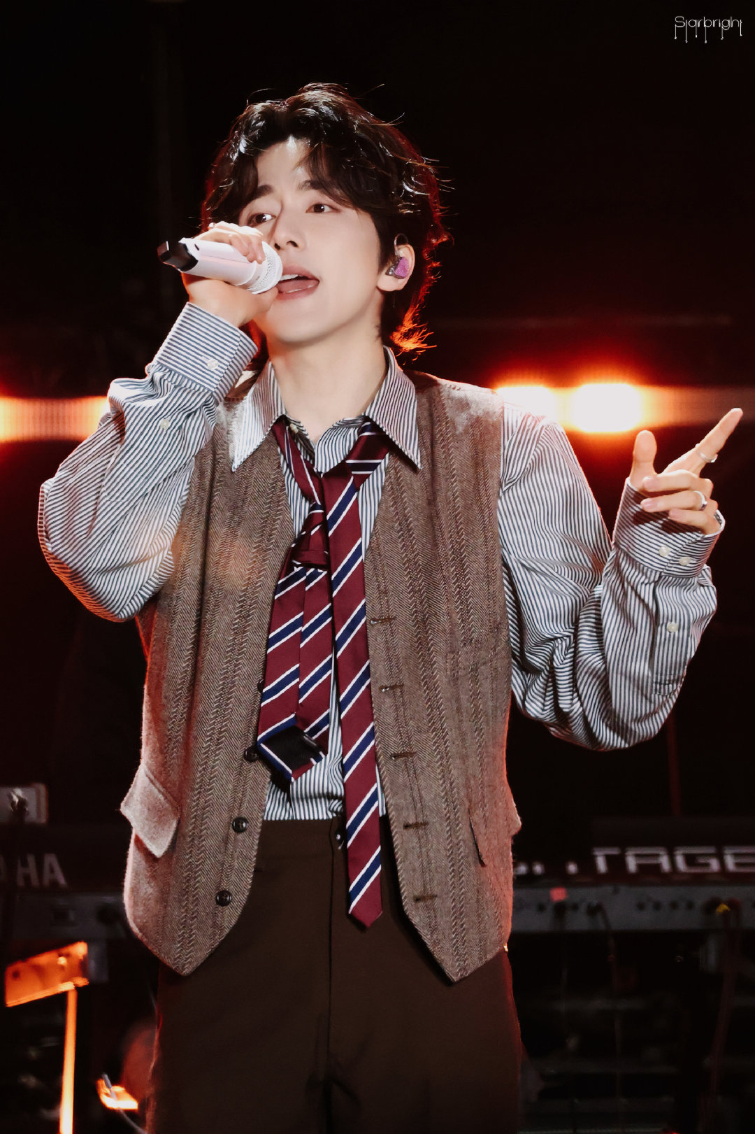 张新成[超话]张新成峨眉山音乐节舞台 张新成是什么高音战神啊？《莎士比哑》直接唱