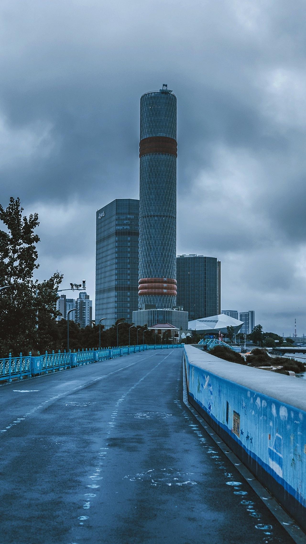 【阴雨天的暗调】阴雨天，傍晚，这里没有什么人，诚如孤单负重前行的老登的世界…
你