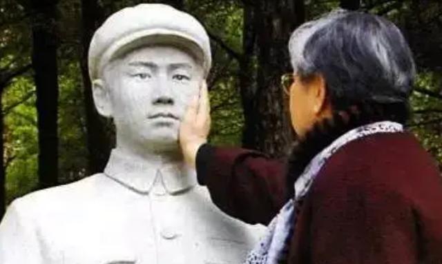 1990年，毛岸英牺牲已满40年，他的妻子刘思齐突然向中央提出了两个疑问：第一，