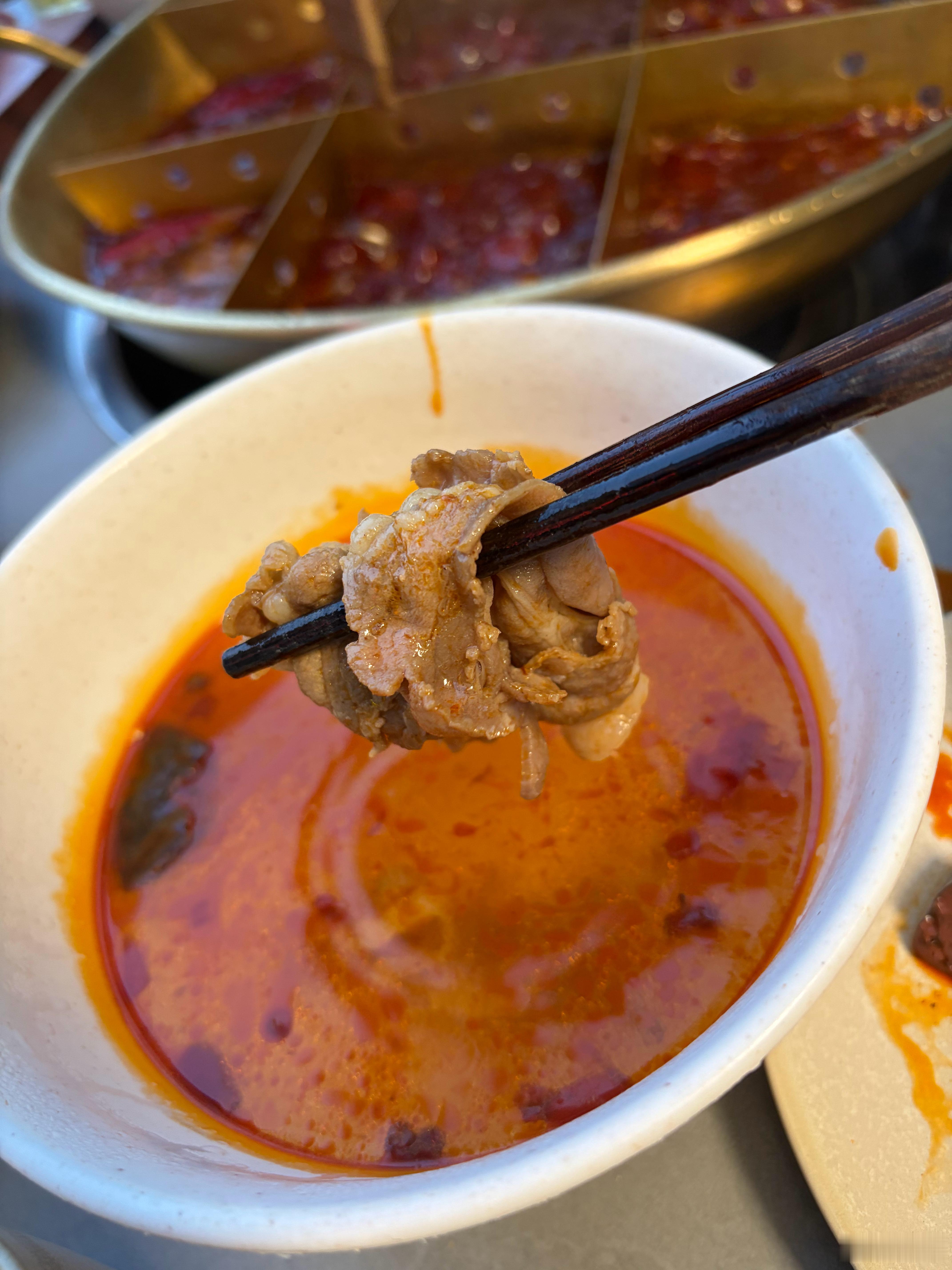 破解重庆火锅第一招，用开水涮。 