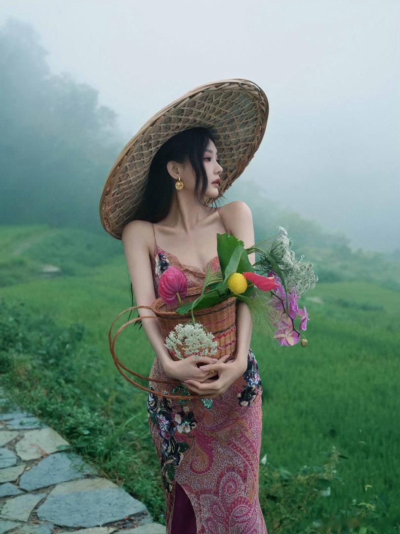 李一桐戴斗笠美成啥了李一桐超大斗笠李一桐这组斗笠造型实在让人眼前一亮！超大斗笠的