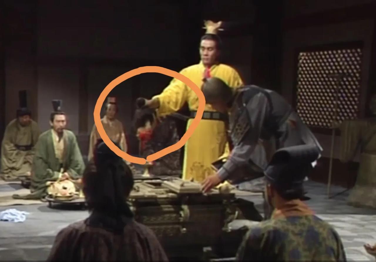 袁绍和袁术两兄弟挺狗啊：

都想杀董卓，但都躲得远远的，只往京城写信。袁绍写了封