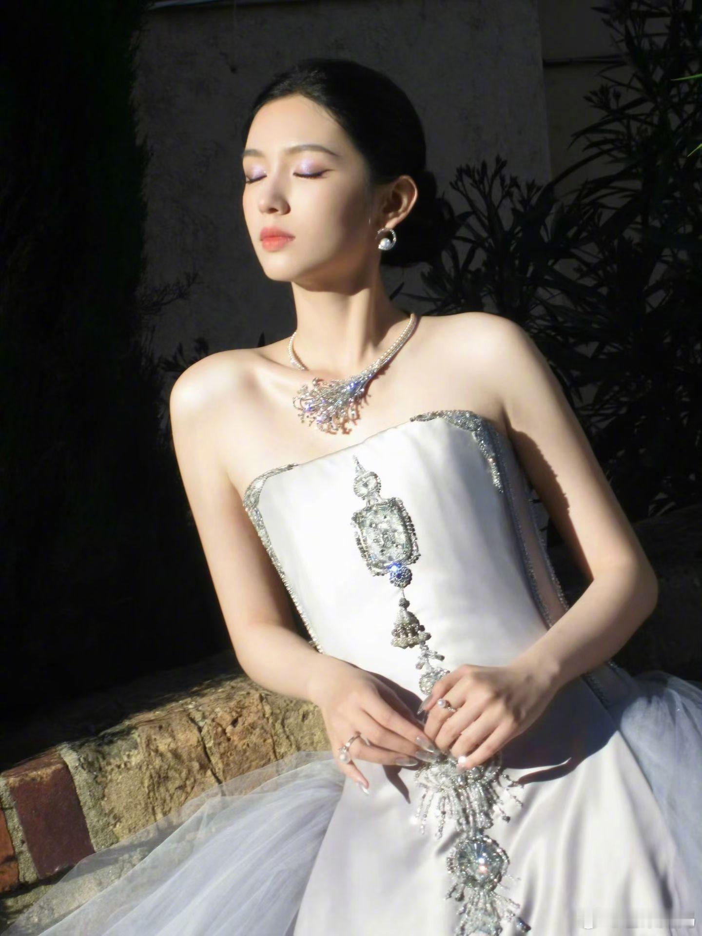 也子这个紫色眼影好米，像湖面那种波光粼粼的周也