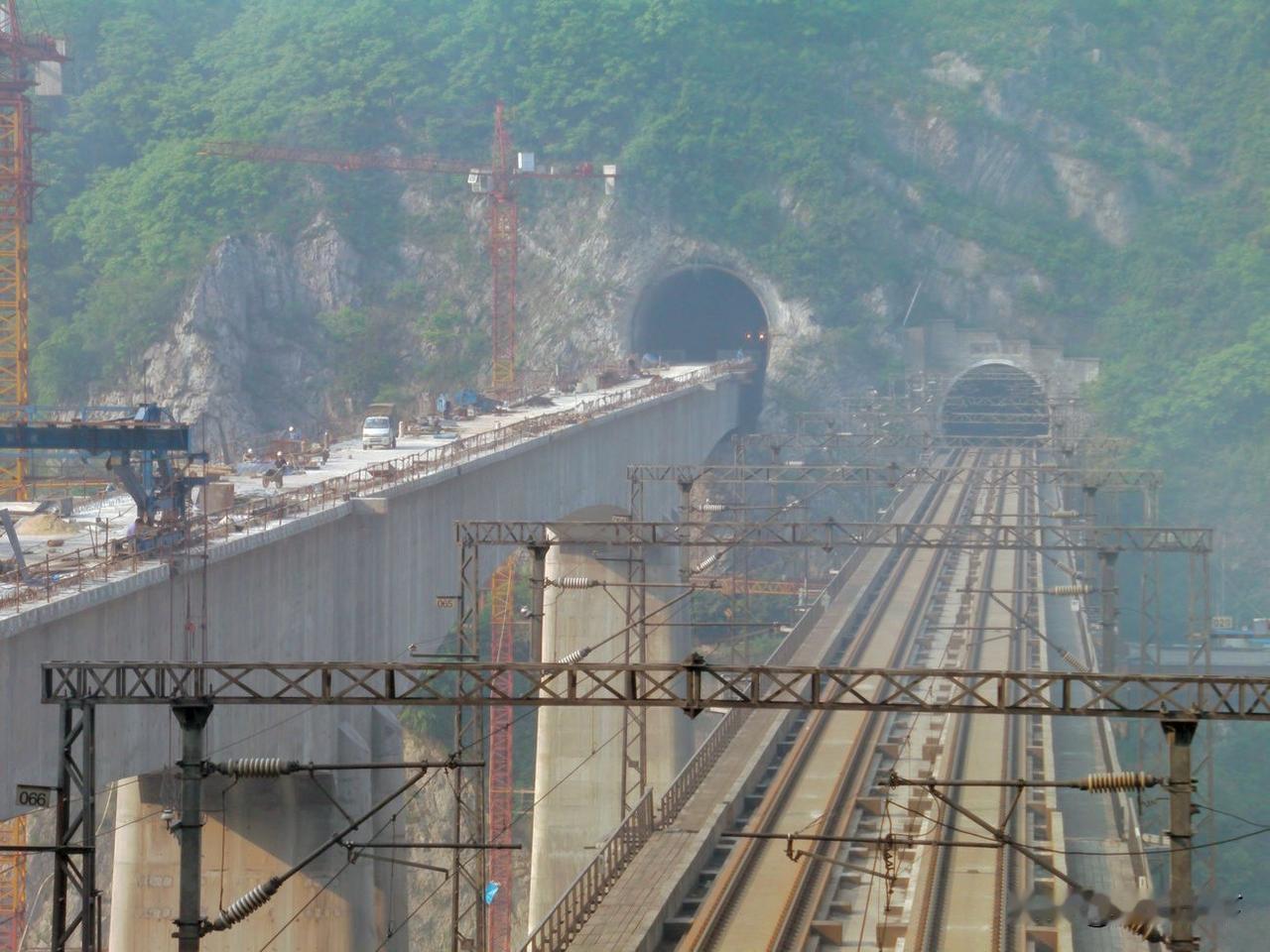 2012年在北碚观音峡拍摄的图片，右边是00年代建成的遂渝铁路桐子林嘉陵江大桥和