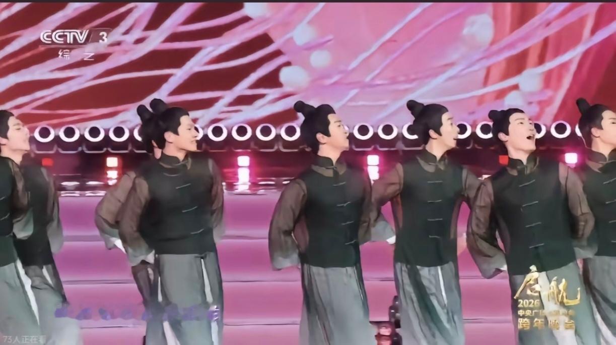 这个跨年节目束发搭配的服饰有点神奇啊，想去找原节目看没搜索到资源，主要好久不看这