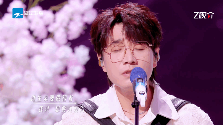 王铮亮杨丞琳手风琴弹唱爱河王铮亮杨丞琳合作爱河 《爱河》被王铮亮唱出了一种缓缓流