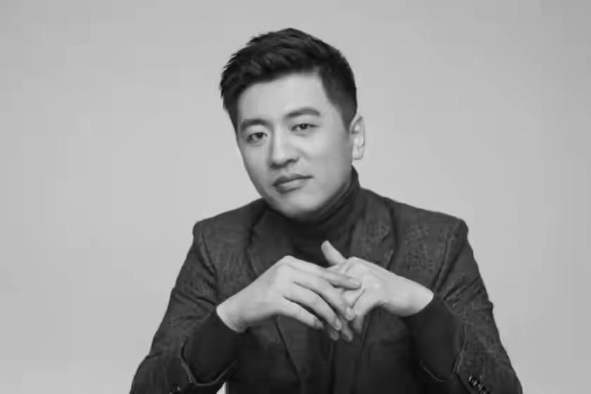 张雪峰的教育理念和方法主要围绕务实规划和就业导向展开，旨在帮助学生基于自身条件做