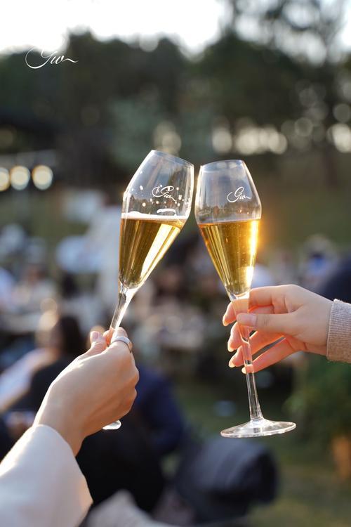 我的创意下联可以是：
1、斟酒邀朋心意暖[碰拳]赏梅煮茗岁月闲‌。
2、斟酒邀朋