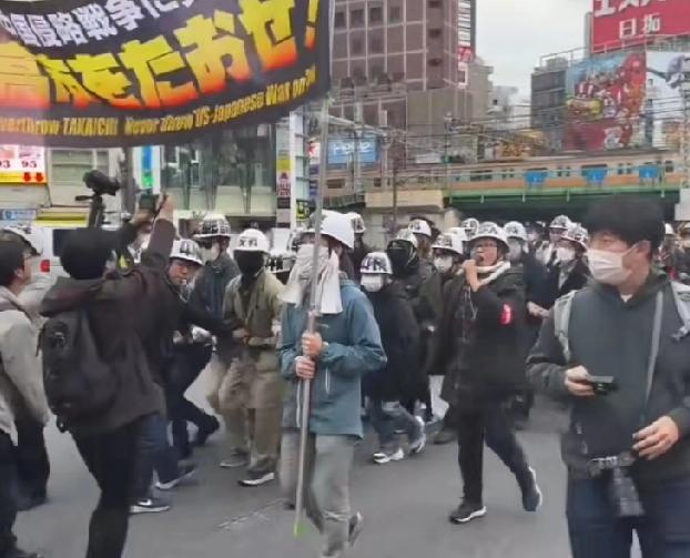 这是真的，日本大批民众开始走上街头，抗议高市早苗的不当言论，惹怒中国，大批民众喊