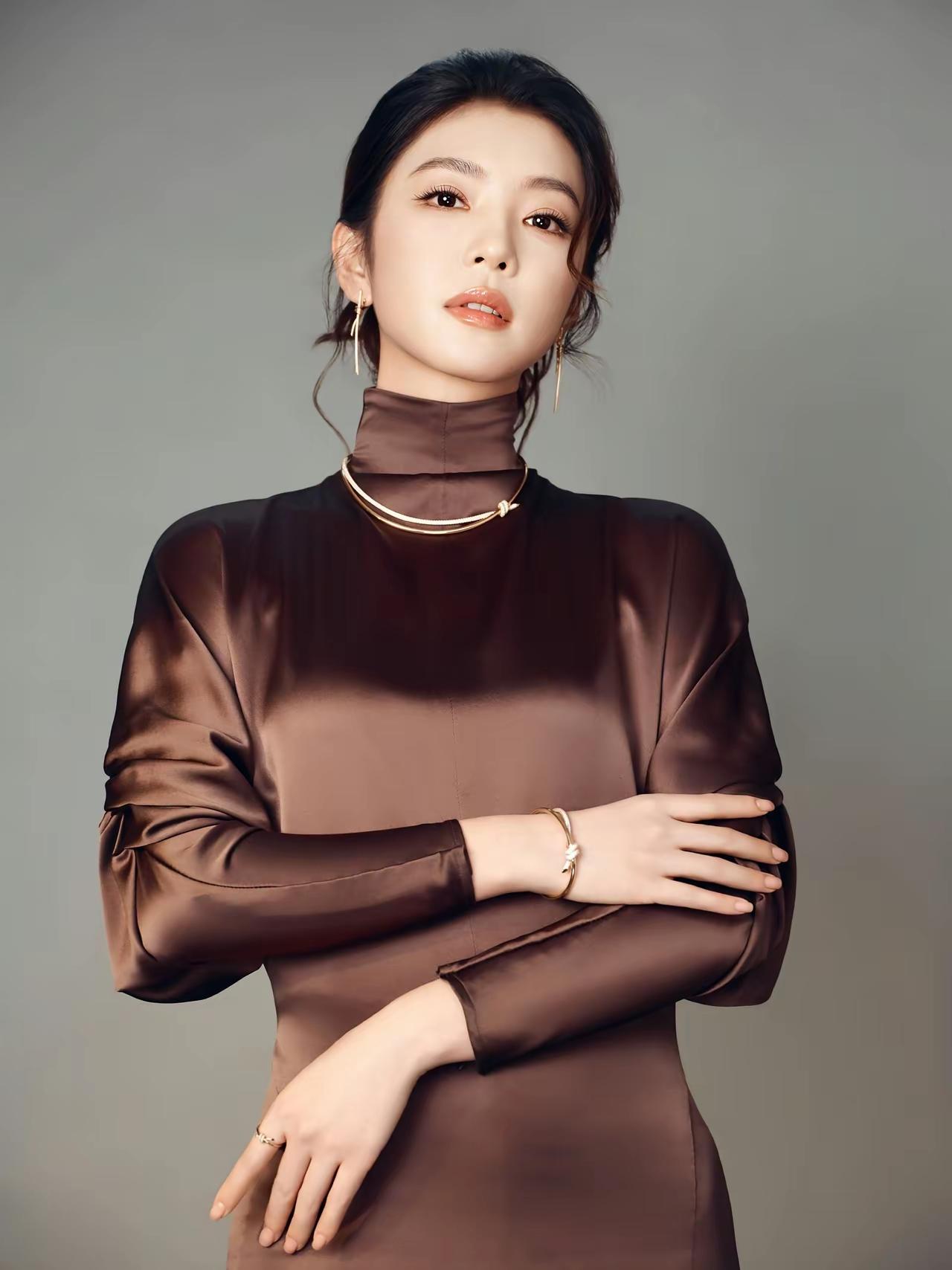 被李云霄姐姐这组写真照，真狠狠惊艳到！她的美从不在浓烈，而在这份沉静优雅。
她身