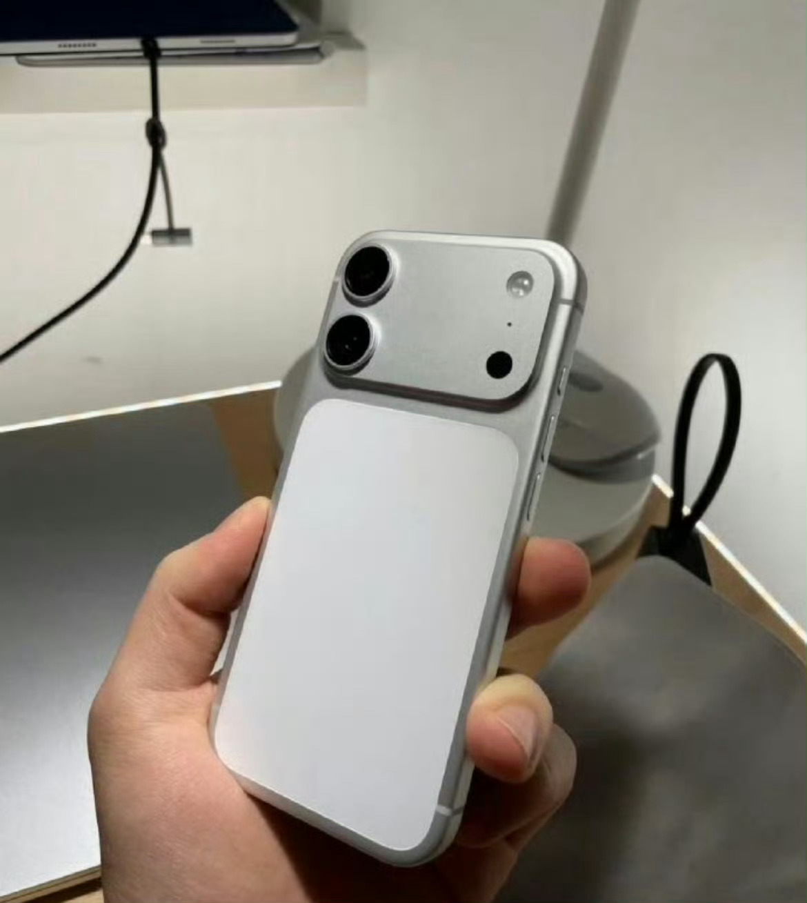 iPhone18标准版神似17Pro这也太假了，把17Pro长焦P掉就是iPho
