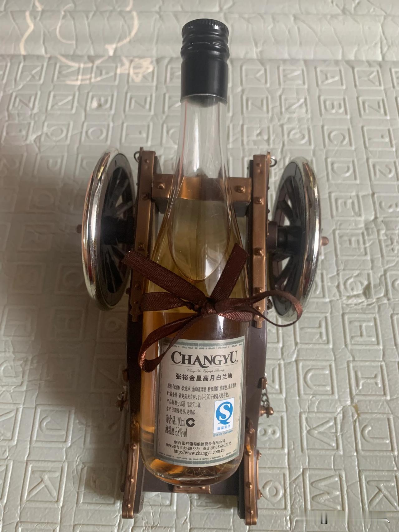 美酒佳肴醉人生，木轮载酒送客行。偶尔在家里找出来一个小玩具，定睛一看还是一小瓶张