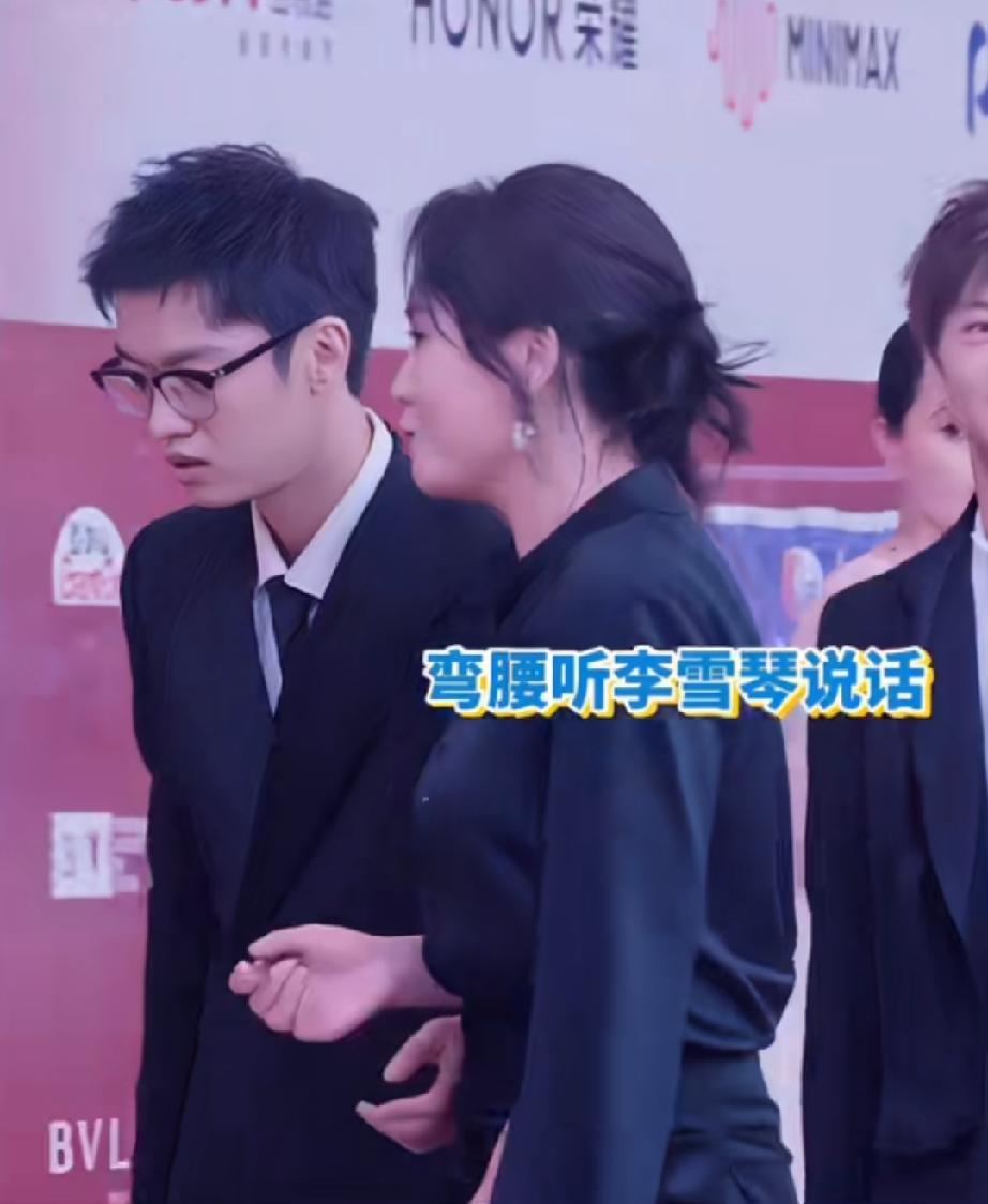 李雪琴和男友王一通走红毯，一路热聊

不知道李雪琴说了啥，男朋友的反应，像听到了