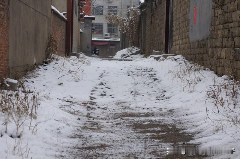 看到“瑞雪如诗片片韵”这个上联，瞬间来了兴致。这上联把瑞雪比作诗，每一片都有韵律