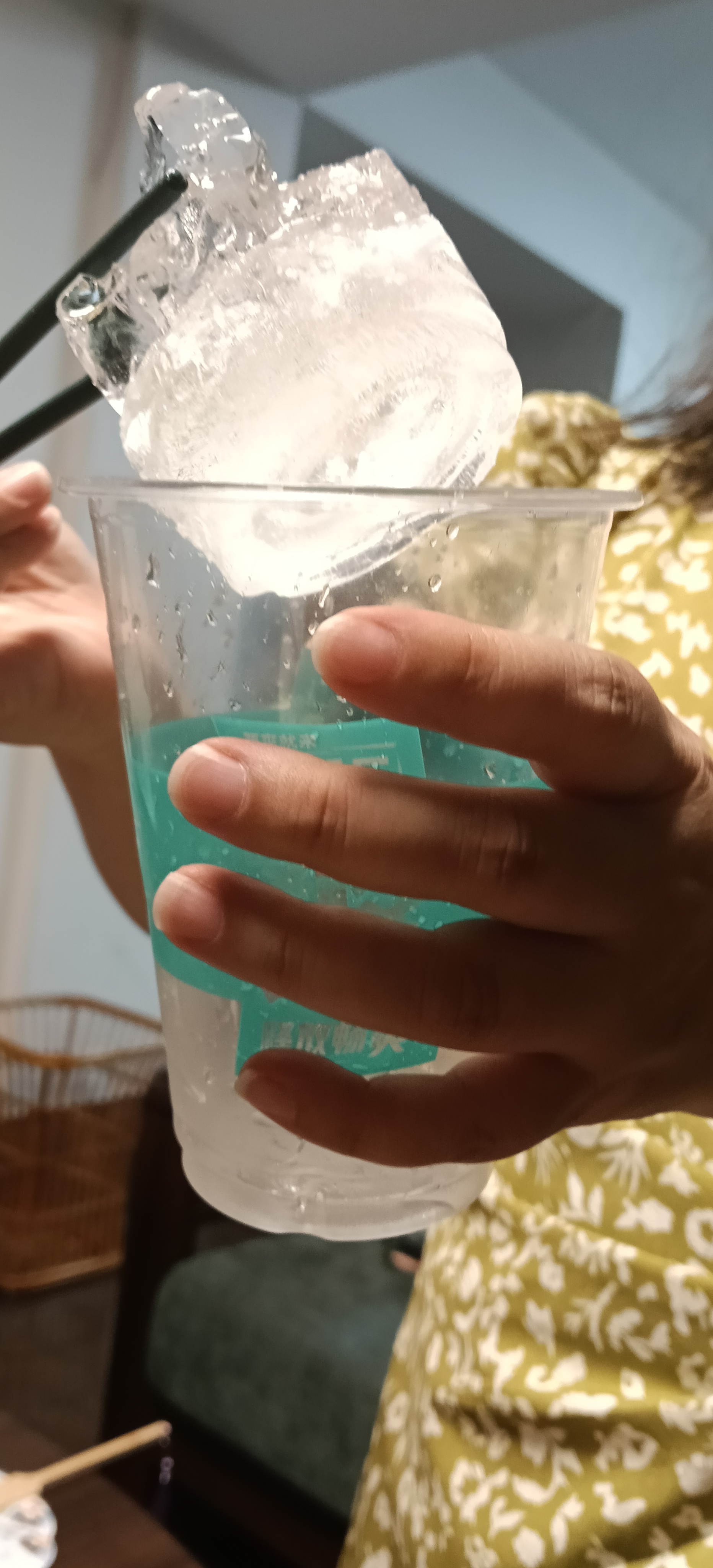 凿冰现场 
