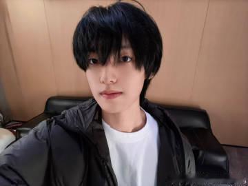 张泽禹 黑发回归 张泽禹黑发造型太让人惊喜了！没有夸张的发色，却把他的气质衬得更