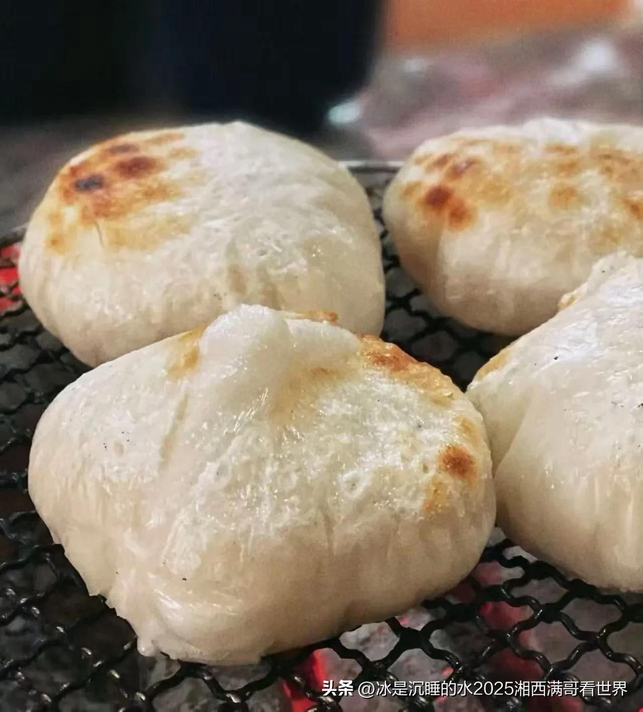 湘西山区的糍粑，是冬天家家户户老百姓非常喜欢的食物之一。炭火烧起来，铁架搁在炭火