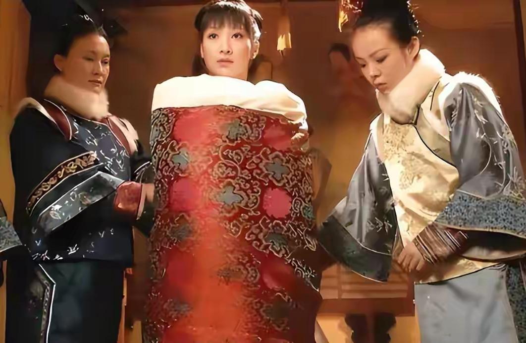 清朝后宫嫔妃们侍寝，可不是“脱光了用被子裹起来”送到龙床上
 
很多人对清朝后宫