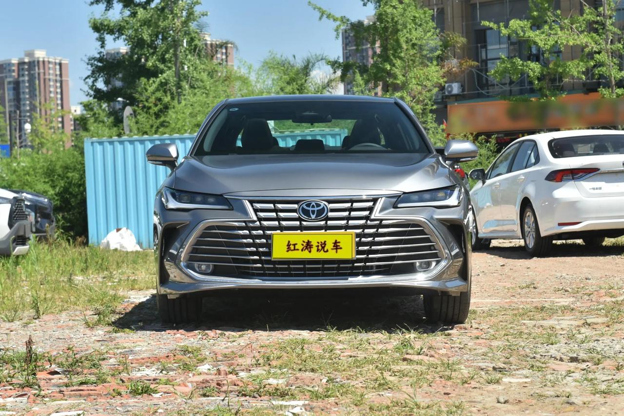 丰田亚洲龙的优惠大，而且开起来很平顺，无论是燃油版还是混动版，油耗和同级别车型相