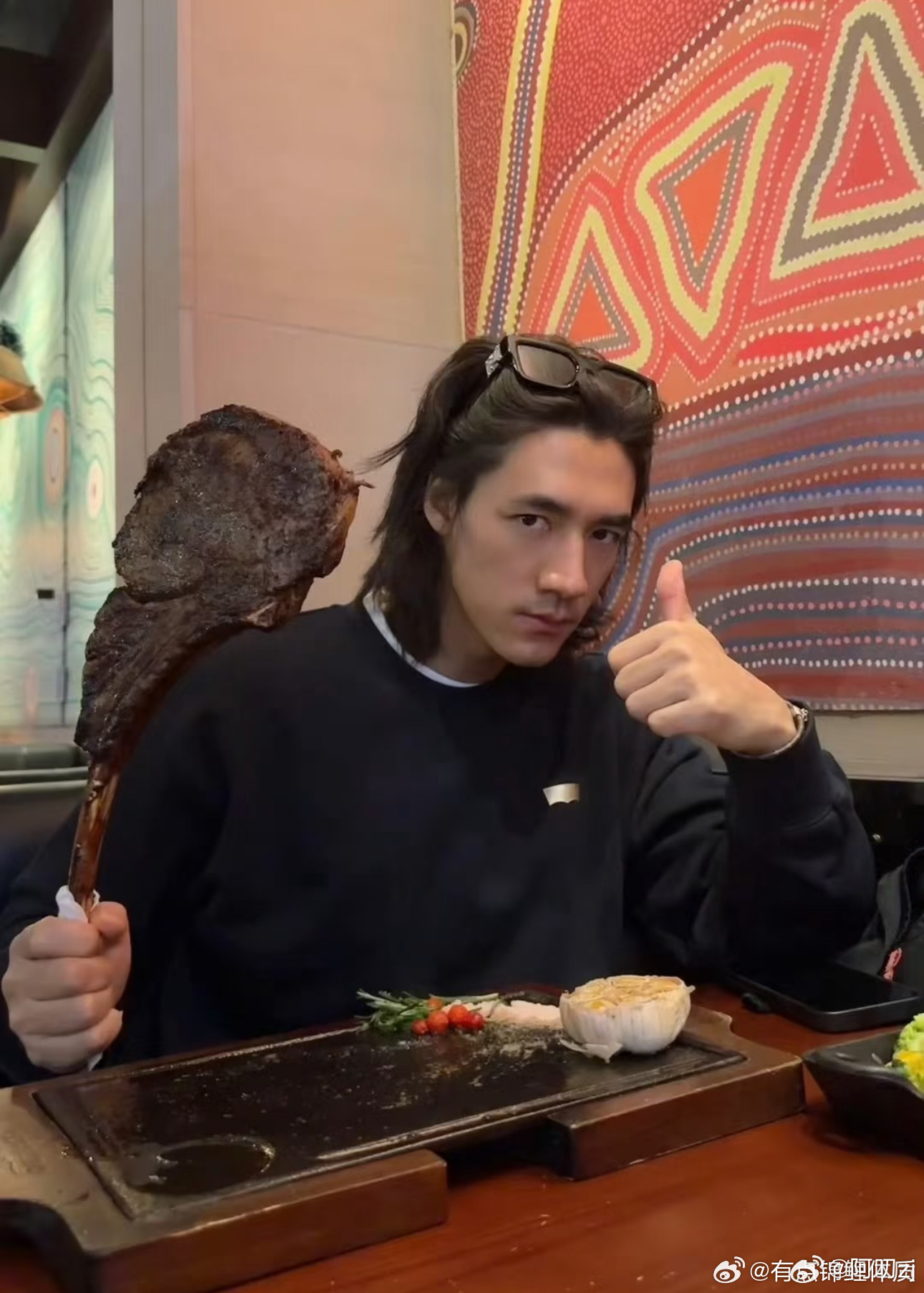 此沙剑走偏锋版美食博主赛道 谁懂啊！此沙的美食测评太独特了！西湖醋鱼夸好吃，折耳