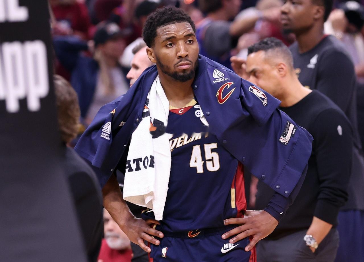 NBA季后赛 骑士 米切尔 NBA薪资0-4被横扫后，骑士的最大难题：米切尔的续