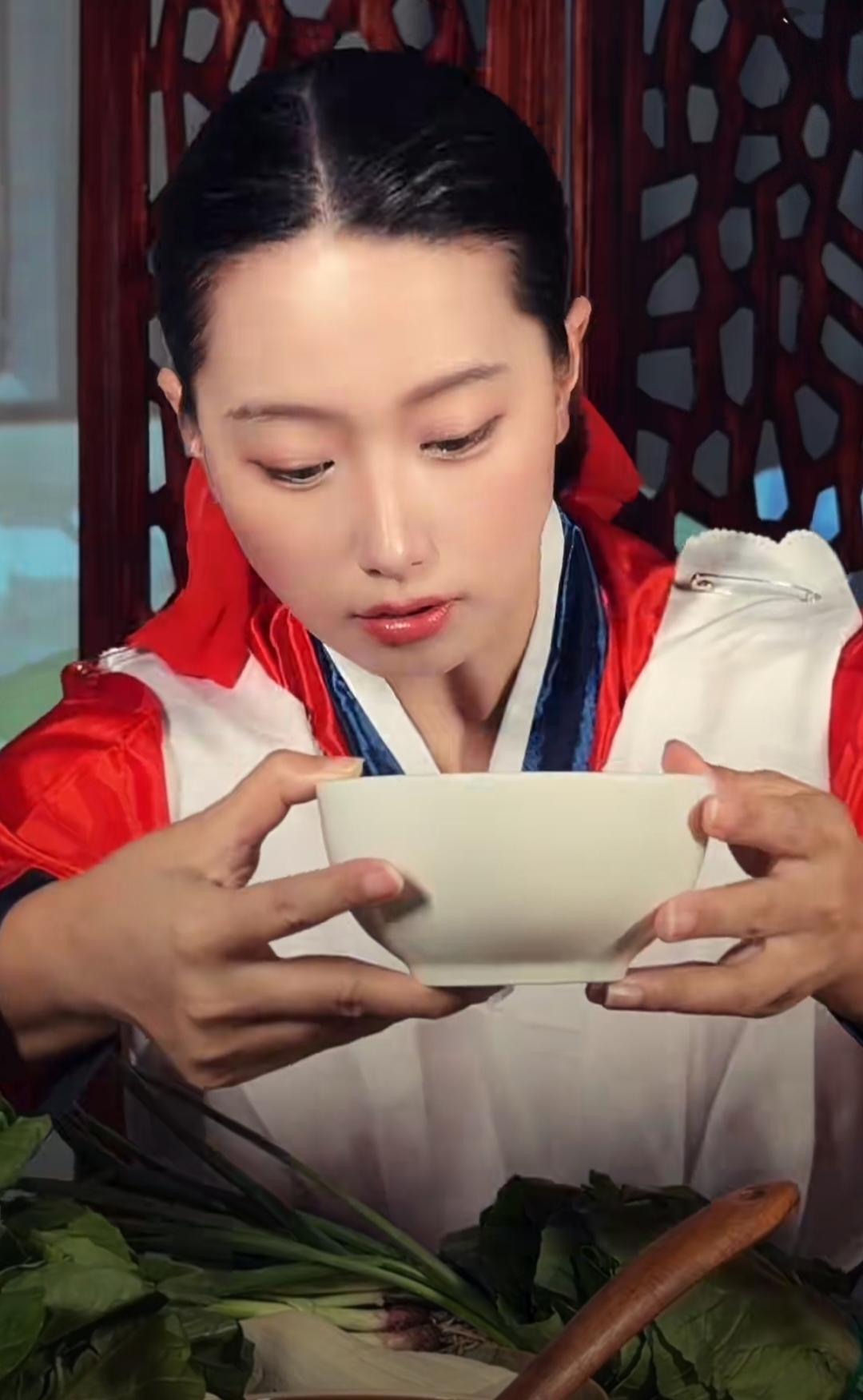 一个人，把AI演了。

她叫李蠕蠕，两千四百万粉丝。脚本、服化道、拍摄、剪辑，全