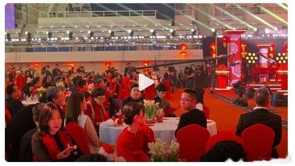 百花迎春内场第一排座位：李宇春沈腾坐一起，章子怡吴京坐一起 