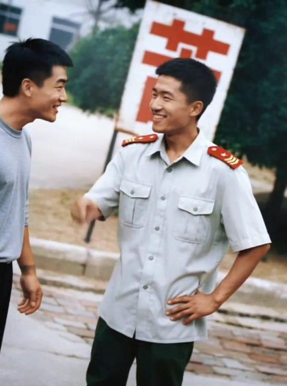 同年兵的情谊有多深呐？👬在军营里一起摸爬滚打、互相打气的日子，就算退伍多年，一