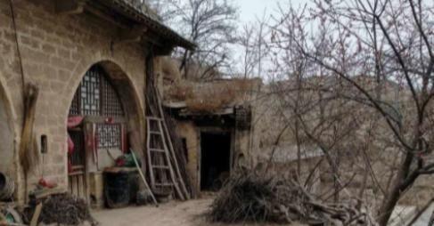 1972年，北方的冬天来得早。知青孟繁成穿着打补丁的棉袄，去参加队长家儿子的婚宴