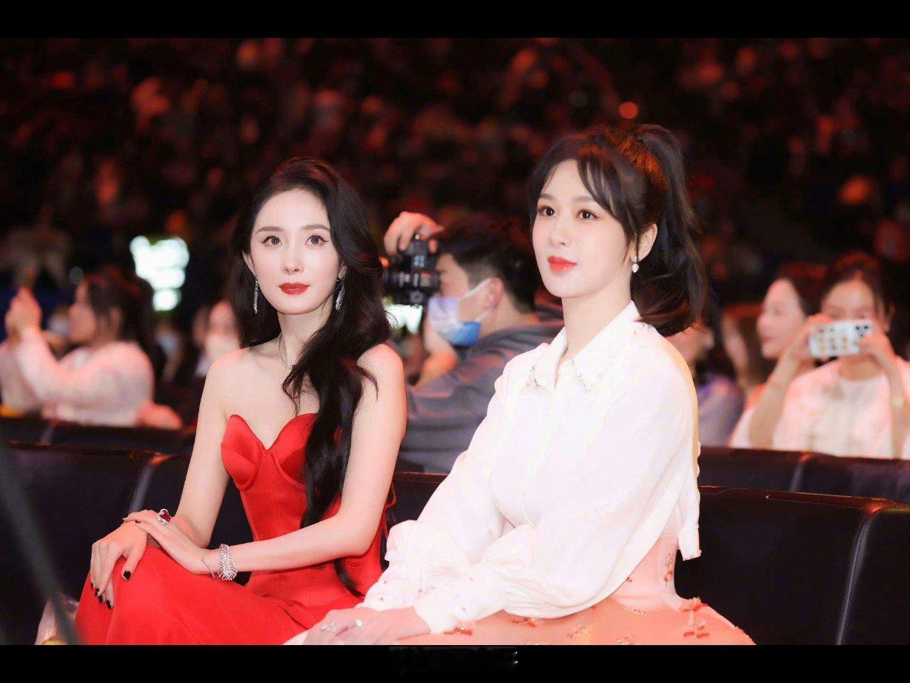 曝杨幂杨紫白玉兰二选一提名曝白玉兰视后杨幂杨紫二选一 啊这啊这，据说杨幂、杨紫在